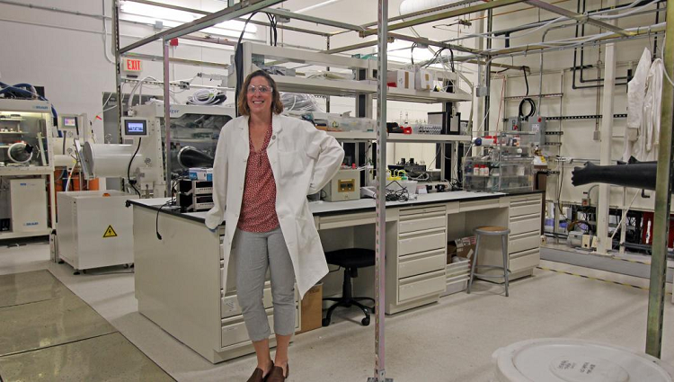 Associate professor Erin Ratcliff in a laboratory 